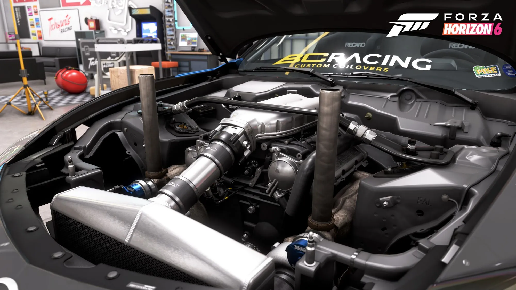 Detalle del vano motor y componentes mecánicos en el taller de Forza Horizon 6