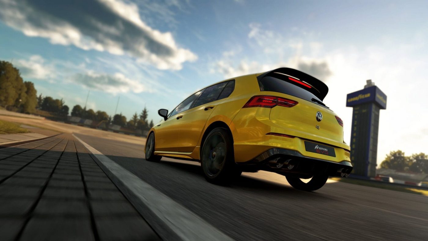 Assetto Corsa EVO Actualizacion v0.9.1 Volkswagen Golf amarillo acelerando frente a la torre Goodyear en el circuito de Nürburgring dentro de Assetto Corsa EVO
