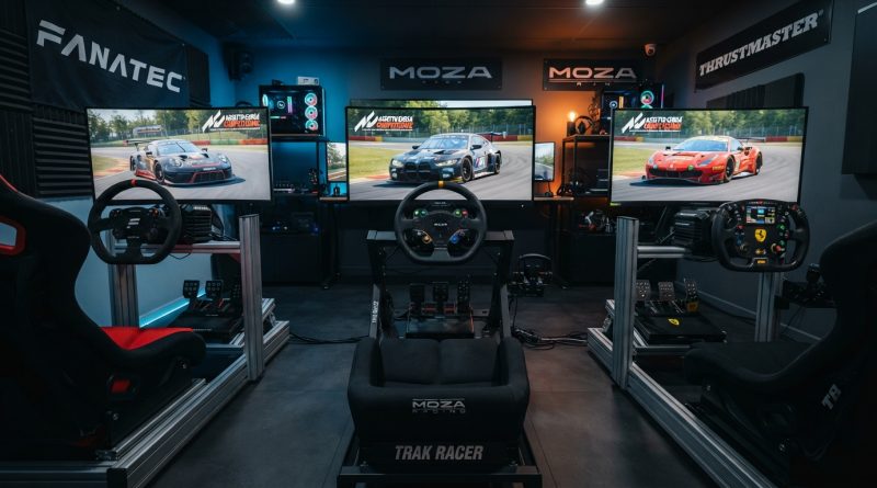 Estudio de simracing profesional con tres cockpits alineados. De izquierda a derecha: un cockpit Fanatec, uno Moza Racing con asiento Trak Racer, y uno Thrustmaster. Cada uno tiene volantes de la marca y pantallas corriendo Assetto Corsa Competizione, con los logotipos de FANATEC, MOZA y THRUSTMASTER visibles en la pared.