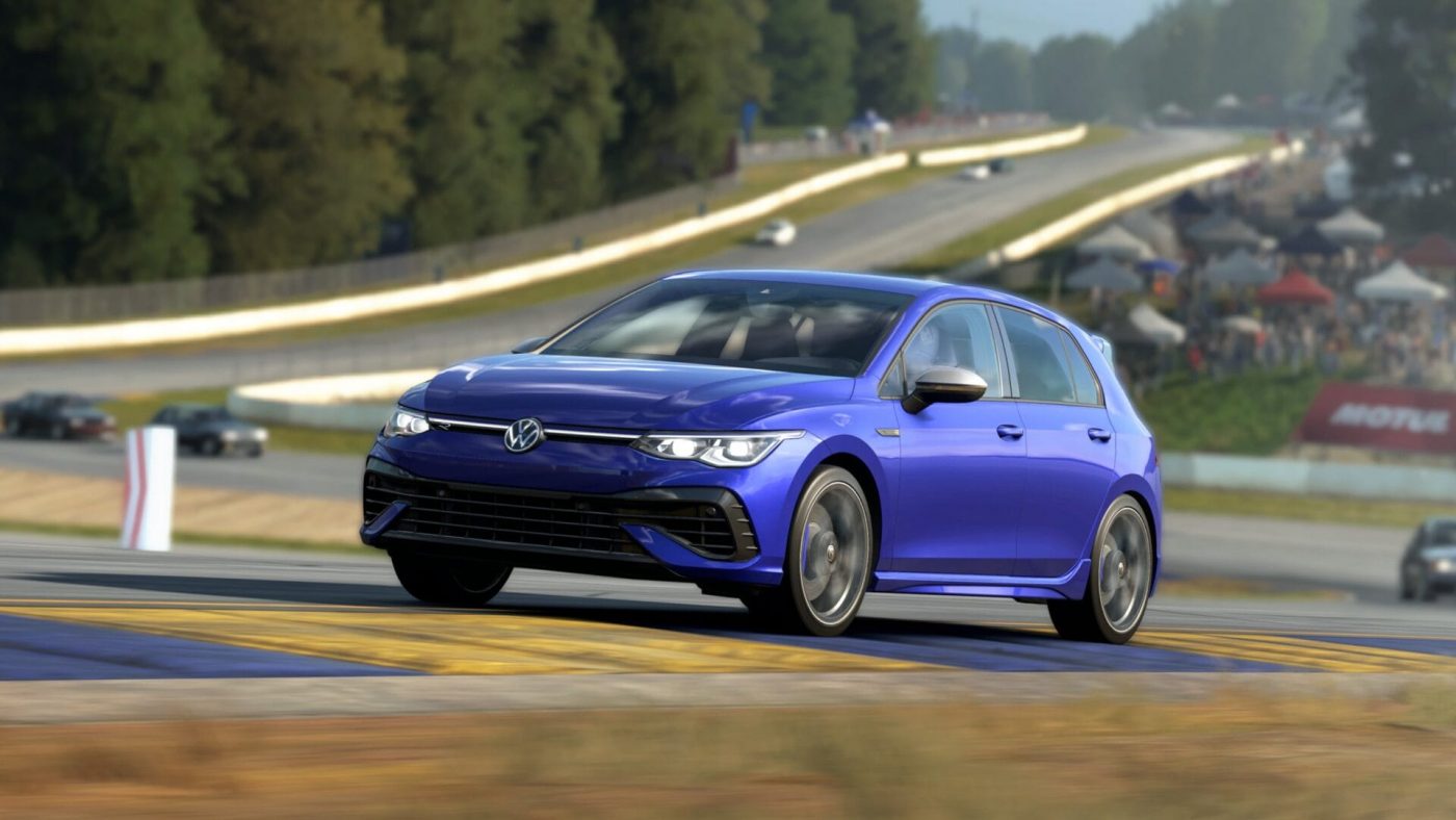 Volkswagen Golf R azul tomando una curva en el circuito de Nürburgring GP dentro de Assetto Corsa EVO